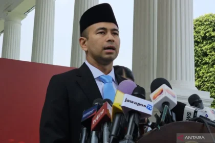 Utusan Khusus Presiden bidang Pembinaan Generasi Muda dan Pekerja Seni Raffi Ahmad saat memberikan keterangan resmi kepada awak media di kawasan Istana Kepresidenan, Jakarta, Selasa (22/10/2024).