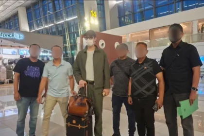 Richard Muljadi (memakai topi dan jaket hijau) ditangkap pihka Kejaksaan Agung atas kasus penipuan batu bara, di Bandara Soekarno-Hatta, 20 Juni 2026.