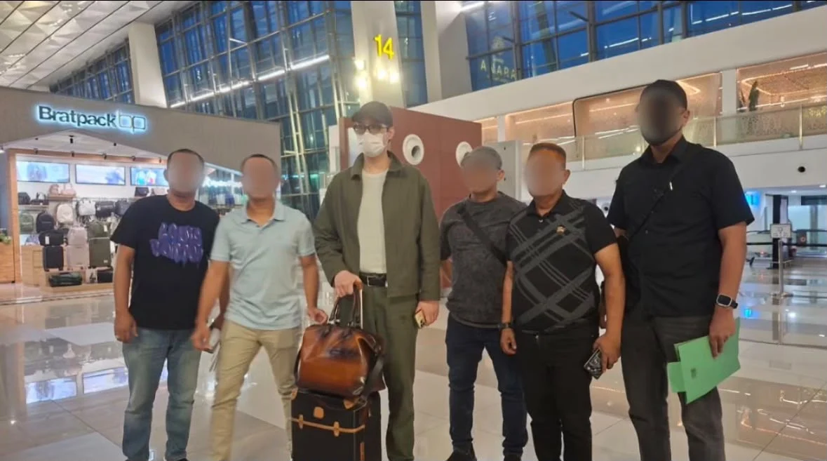 Richard Muljadi (memakai topi dan jaket hijau) ditangkap pihka Kejaksaan Agung atas kasus penipuan batu bara, di Bandara Soekarno-Hatta, 20 Juni 2026.