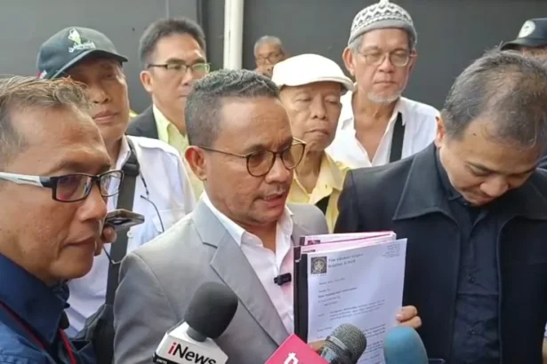 Roy Suryo gugat Kapolda Metro dan Jaksa Agung terkait penangkapan paksa dirinya kasus pencemaran nama baik Presiden Ke-7 Joko Widodo ke PN Jaksel.