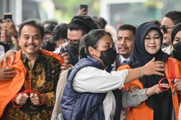 Roy Suryo dan dr Tifauzia Tyassuma alias Dokter Tifa diserahkan ke Kejaksaan