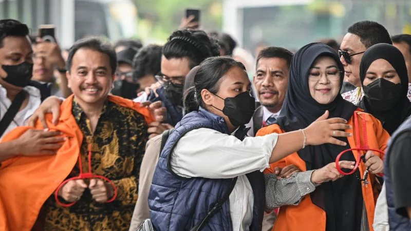 Roy Suryo dan dr Tifauzia Tyassuma alias Dokter Tifa diserahkan ke Kejaksaan