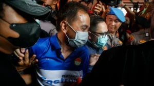 Pakar telematika Roy Suryo saat diamankan Polda Metro Jaya.
