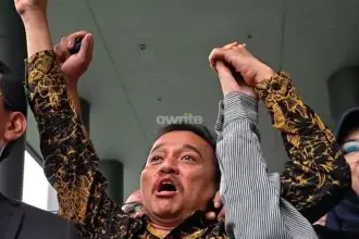 Roy dan dr Tifa bergandengan tangan selebrasi merayakan permohonan penangguhan penahanan