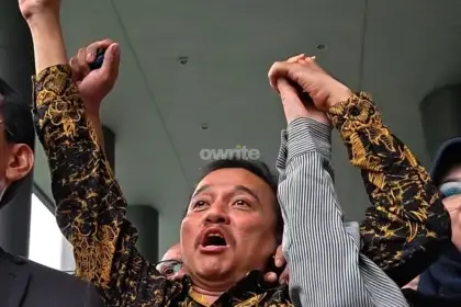 Roy dan dr Tifa bergandengan tangan selebrasi merayakan permohonan penangguhan penahanan