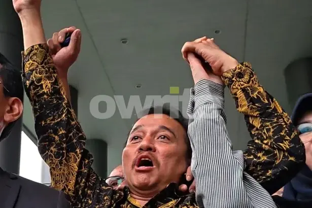 Roy dan dr Tifa bergandengan tangan selebrasi merayakan permohonan penangguhan penahanan