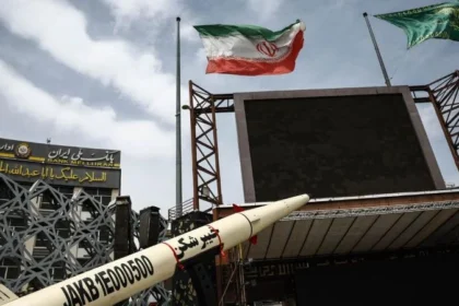Militer Iran pamerkan rudal balistik yang dipakai untuk konflik dengan AS.