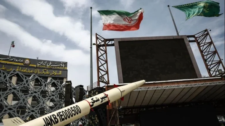 Militer Iran pamerkan rudal balistik yang dipakai untuk konflik dengan AS.