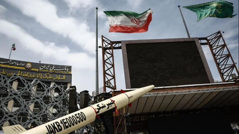 Militer Iran pamerkan rudal balistik yang dipakai untuk konflik dengan AS.
