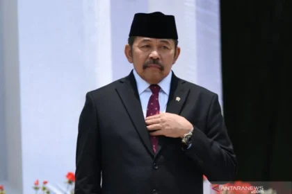 Jaksa Agung ST Burhanuddin bersiap mengikuti foto bersama seusai pelantikan menteri Kabinet Indonesia Maju di Beranda Istana Merdeka, Jakarta, Rabu (23/10/2019).