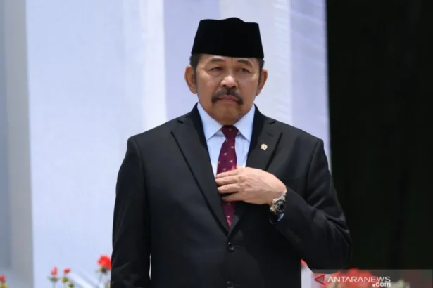 Jaksa Agung ST Burhanuddin bersiap mengikuti foto bersama seusai pelantikan menteri Kabinet Indonesia Maju di Beranda Istana Merdeka, Jakarta, Rabu (23/10/2019).