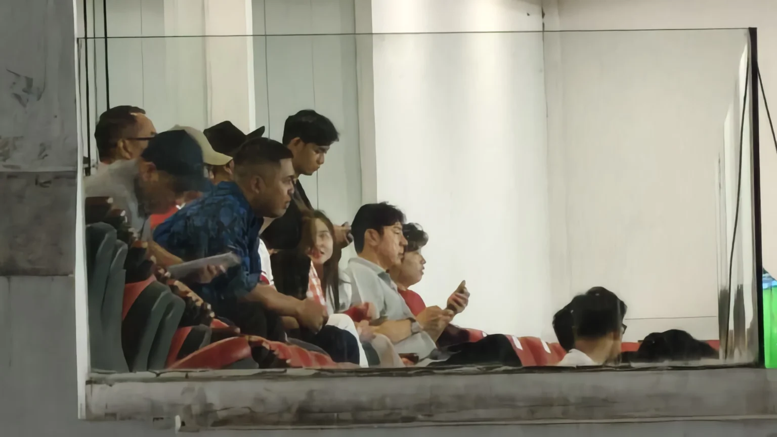 Pelatih anyar Persija Jakarta, Shin Tae-yong, menonton langsung pertandingan Timnas Indonesia di Stadion Utama Gelora Bung Karno, 9 Juni 2026.
