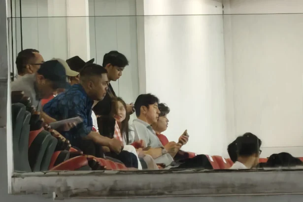 Pelatih anyar Persija Jakarta, Shin Tae-yong, menonton langsung pertandingan Timnas Indonesia di Stadion Utama Gelora Bung Karno, 9 Juni 2026.