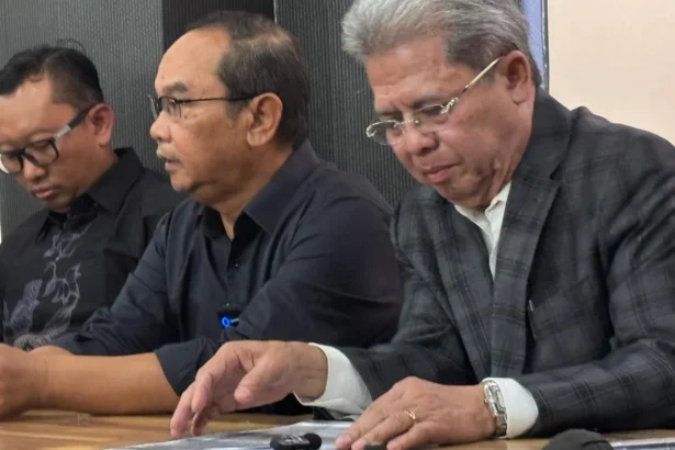 Saiful Mujani menggelar konferensi pers di kompleks Polda Metro Jaya, 4 Juni 2026.