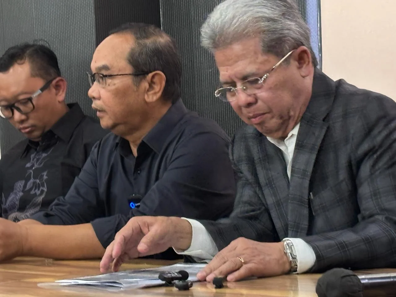 Saiful Mujani menggelar konferensi pers di kompleks Polda Metro Jaya, 4 Juni 2026.