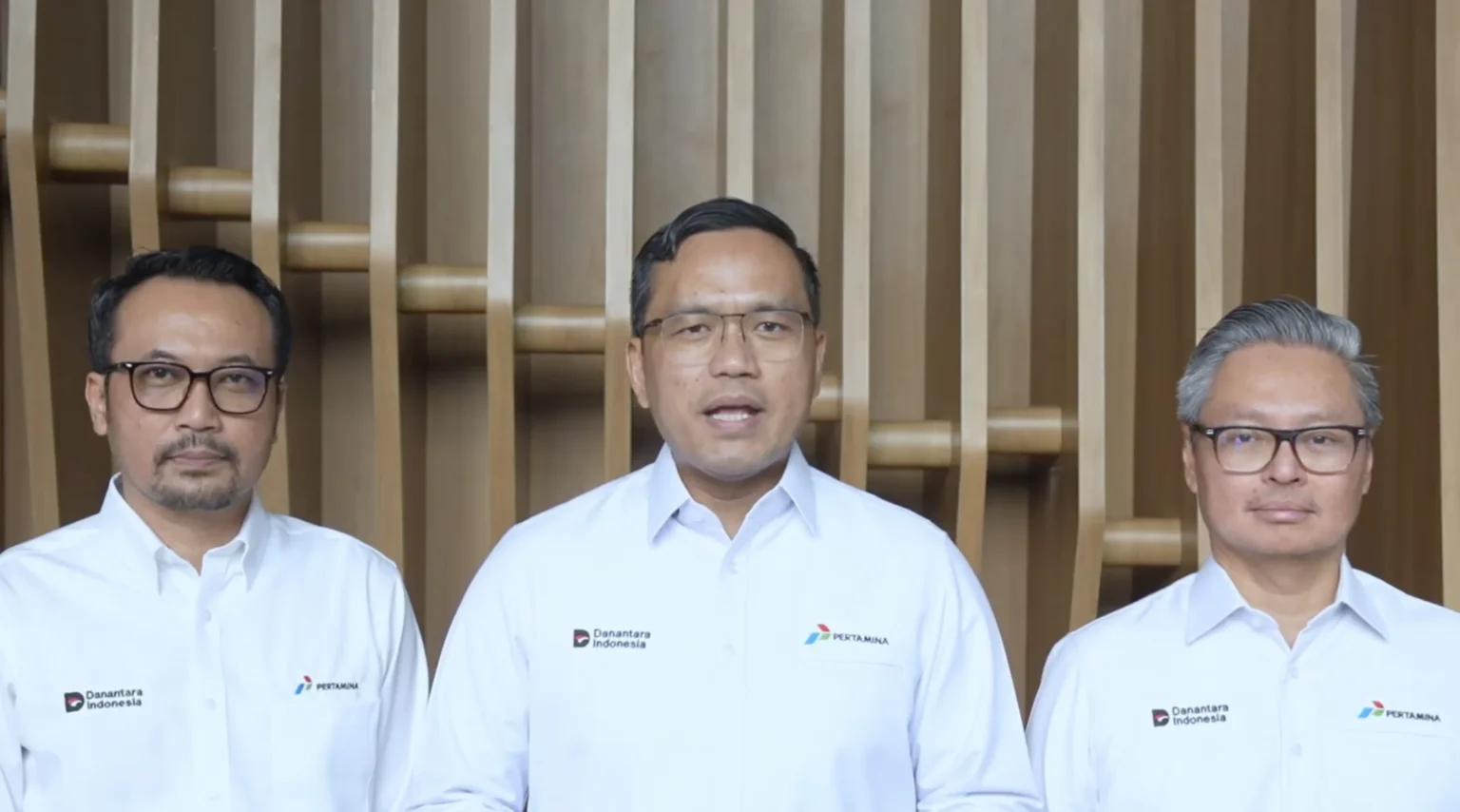 Direktur Utama PT Pertamina Patra Niaga, Mars Ega Legowo Putra (kiri), Direktur Utama PT Pertamina, Simon Aloysius Mantiri (tengah), dan Direktur Logistik dan Infrastruktur PT Pertamina (Persero), Jaffee Arizon Suardin (kanan). (Sumber: Pertamina)