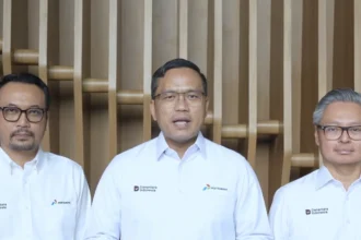 Direktur Utama PT Pertamina Patra Niaga, Mars Ega Legowo Putra (kiri), Direktur Utama PT Pertamina, Simon Aloysius Mantiri (tengah), dan Direktur Logistik dan Infrastruktur PT Pertamina (Persero), Jaffee Arizon Suardin (kanan). (Sumber: Pertamina)