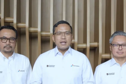 Direktur Utama PT Pertamina Patra Niaga, Mars Ega Legowo Putra (kiri), Direktur Utama PT Pertamina, Simon Aloysius Mantiri (tengah), dan Direktur Logistik dan Infrastruktur PT Pertamina (Persero), Jaffee Arizon Suardin (kanan). (Sumber: Pertamina)