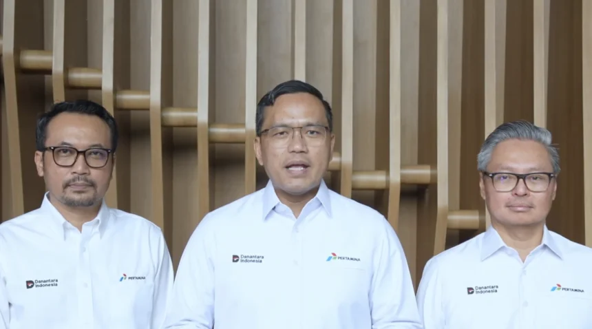 Direktur Utama PT Pertamina Patra Niaga, Mars Ega Legowo Putra (kiri), Direktur Utama PT Pertamina, Simon Aloysius Mantiri (tengah), dan Direktur Logistik dan Infrastruktur PT Pertamina (Persero), Jaffee Arizon Suardin (kanan). (Sumber: Pertamina)