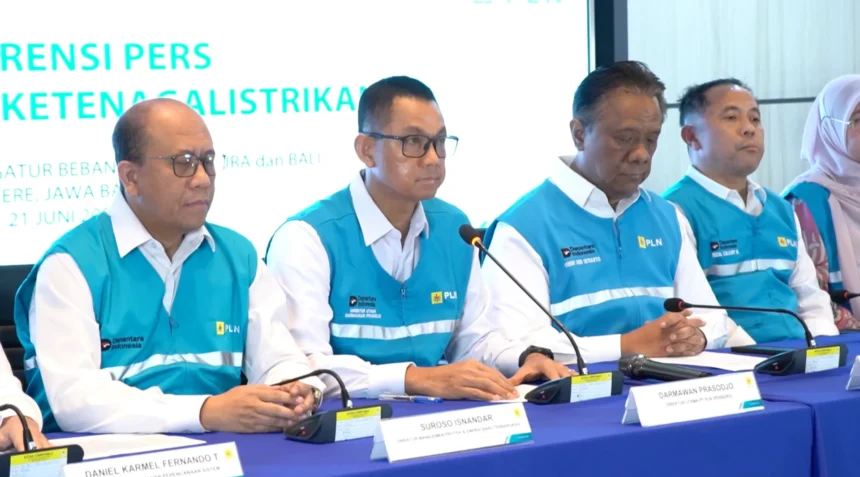 Direktur Utama PLN (Persero) Darmawan Prasodjo dalam konferensi pers di PLN Unit Induk Pusat Pengatur Beban Jawa, Madura, dan Bali (UIP2B Jamali), Depok, Jawa Barat. (Sumber: Dok. PLN)