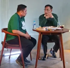 Akademisi Feri Amsari dan Kepala Badan Percepatan Pengentasan Kemiskinan (BP Taskin) Budiman Sudjatmiko.