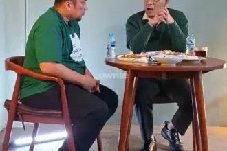 Akademisi Feri Amsari dan Kepala Badan Percepatan Pengentasan Kemiskinan (BP Taskin) Budiman Sudjatmiko.