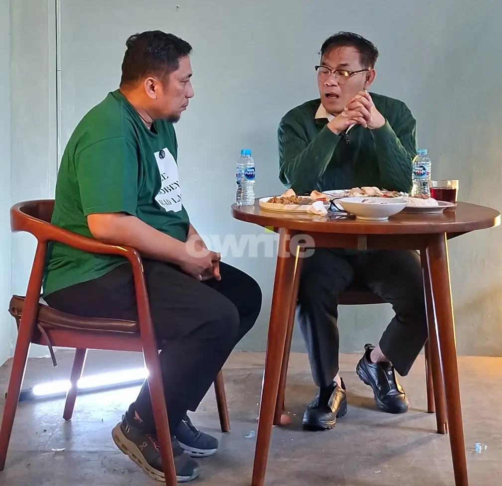 Akademisi Feri Amsari dan Kepala Badan Percepatan Pengentasan Kemiskinan (BP Taskin) Budiman Sudjatmiko.