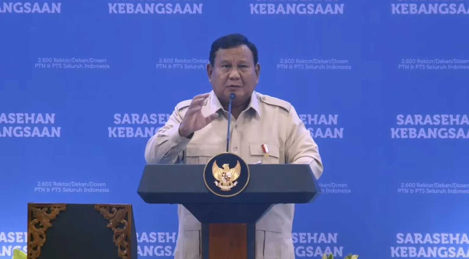 Presiden Prabowo Subianto dalam pidatonya di hadapan para guru besar dan akademisi pada Sarasehan Kebangsaan, Jumat, 26 Juni 2026. (Sumber: YT BPMI)