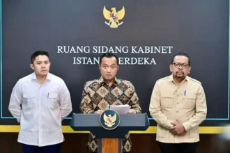 Seskab Teddy Indra Wijaya bersama Mensesneg Prasetyo Hadi dan Kepala Bakom M Qodari menyampaikan keterangan pers di Istana.