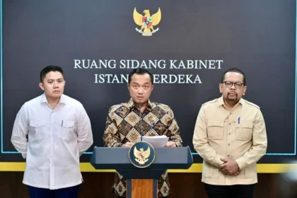 Seskab Teddy Indra Wijaya bersama Mensesneg Prasetyo Hadi dan Kepala Bakom M Qodari menyampaikan keterangan pers di Istana.