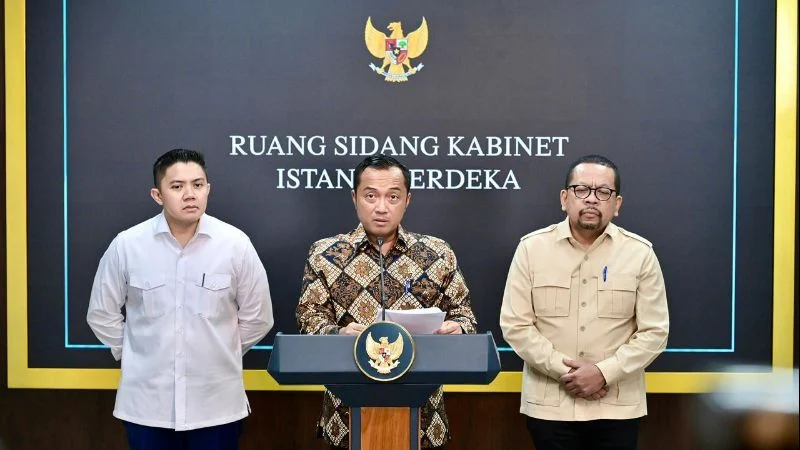 Seskab Teddy Indra Wijaya bersama Mensesneg Prasetyo Hadi dan Kepala Bakom M Qodari menyampaikan keterangan pers di Istana.