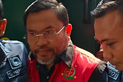 Penampilan eks Kepala BGN Sony Sonjaya jelang pemeriksaan kasus korupsi MBG di Gedung Bundar Kejaksaan Agung, 18 Juni 2026.