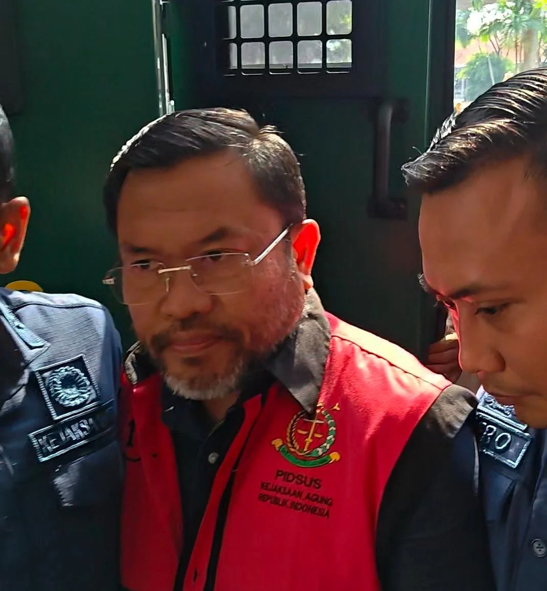 Penampilan eks Kepala BGN Sony Sonjaya jelang pemeriksaan kasus korupsi MBG di Gedung Bundar Kejaksaan Agung, 18 Juni 2026.
