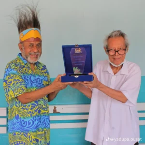 dr FX Sudanto mendapat penghargaan dari Dewan Adat Papua