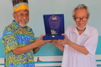 dr FX Sudanto mendapat penghargaan dari Dewan Adat Papua