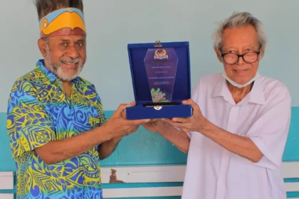 dr FX Sudanto mendapat penghargaan dari Dewan Adat Papua