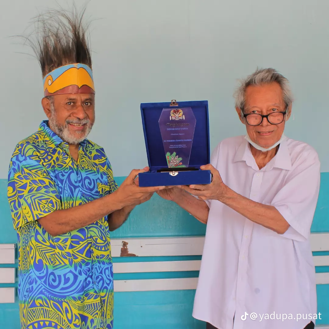 dr FX Sudanto mendapat penghargaan dari Dewan Adat Papua