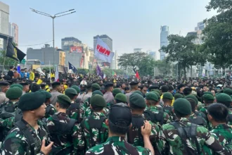 Pasukan TNI ikut melakukan penghadangan kepada mahasiswa yang akan melakukan aksi demonstrasi di Bundaran HI.