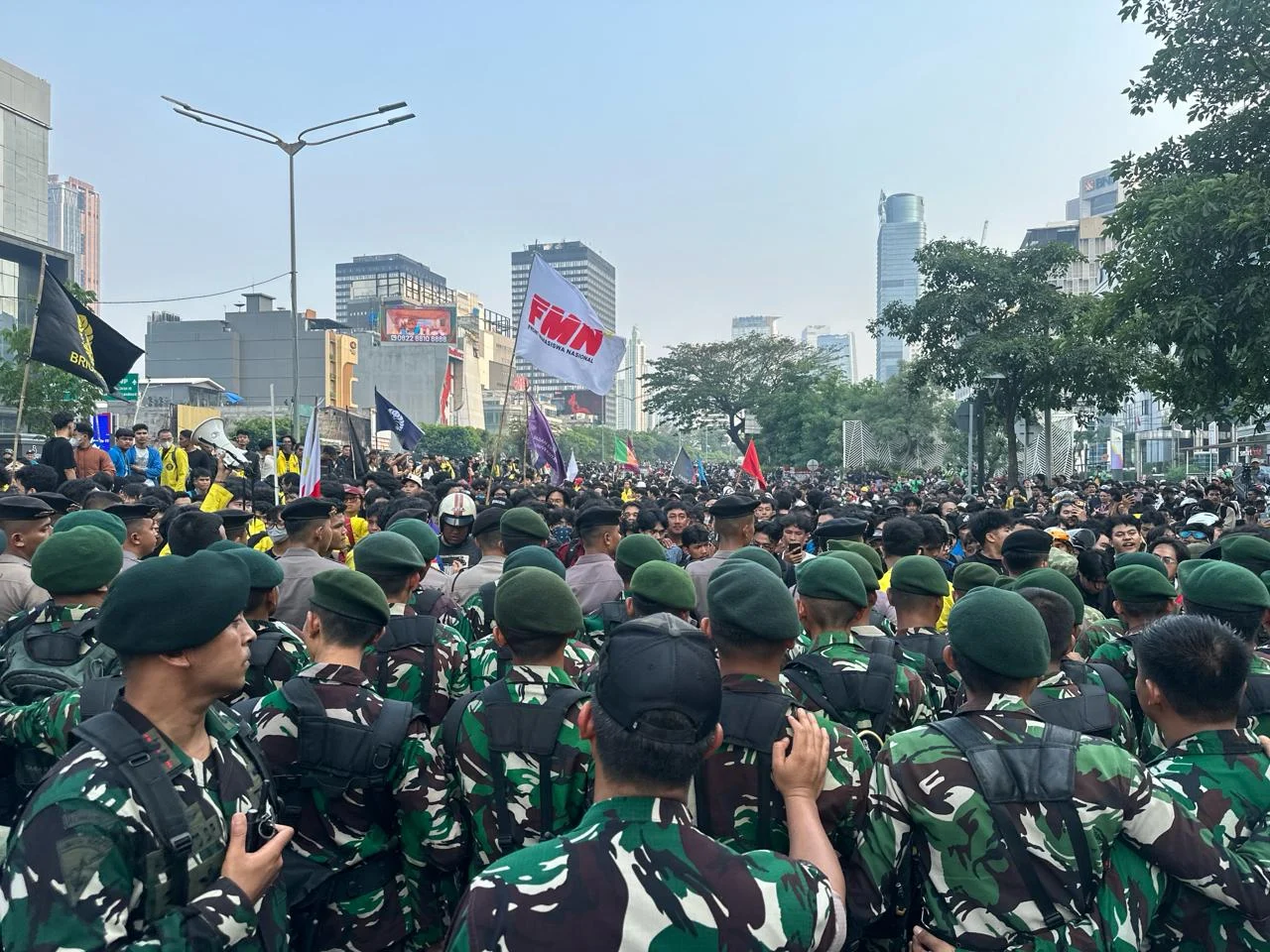 Pasukan TNI ikut melakukan penghadangan kepada mahasiswa yang akan melakukan aksi demonstrasi di Bundaran HI.