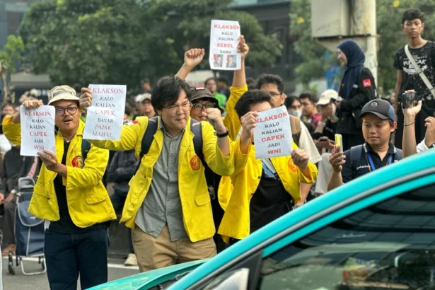 Aksi demonstrate mahasiswa UI di Jan. MH. Thamrin, Jakarta Pusat.