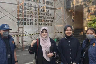 dr. Tifa saat tiba ke Polda Metro Jaya.