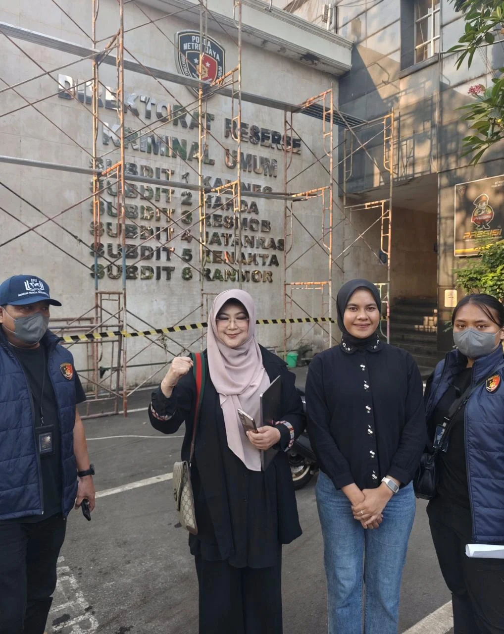 dr. Tifa saat tiba ke Polda Metro Jaya.