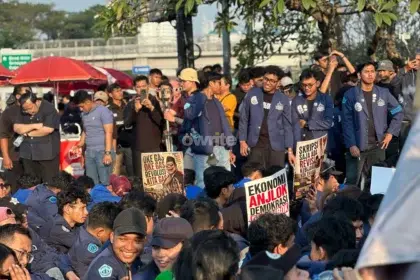 Aksi demonstrate mahasiswa Universitas Trisakti di depan gedung DPR RI.