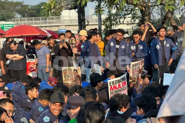 Aksi demonstrate mahasiswa Universitas Trisakti di depan gedung DPR RI.