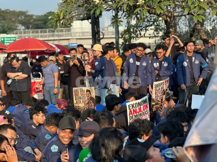 Aksi demonstrate mahasiswa Universitas Trisakti di depan gedung DPR RI.