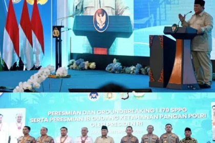 Presiden Prabowo Subianto memberikan penghargaan kepada eks Kepala Badan Gizi Nasional (BGN) Dadan Hindayana. Doc: IG Badan Gizi Nasional.
