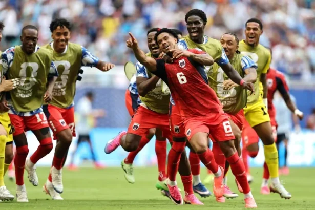 Selebrasi para pemain Cape Verde usai berhasil menahan imbang Uruguay
