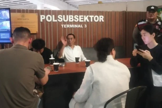Polisi mediasi WNA ribut di Bandara Soekarno-Hatta.