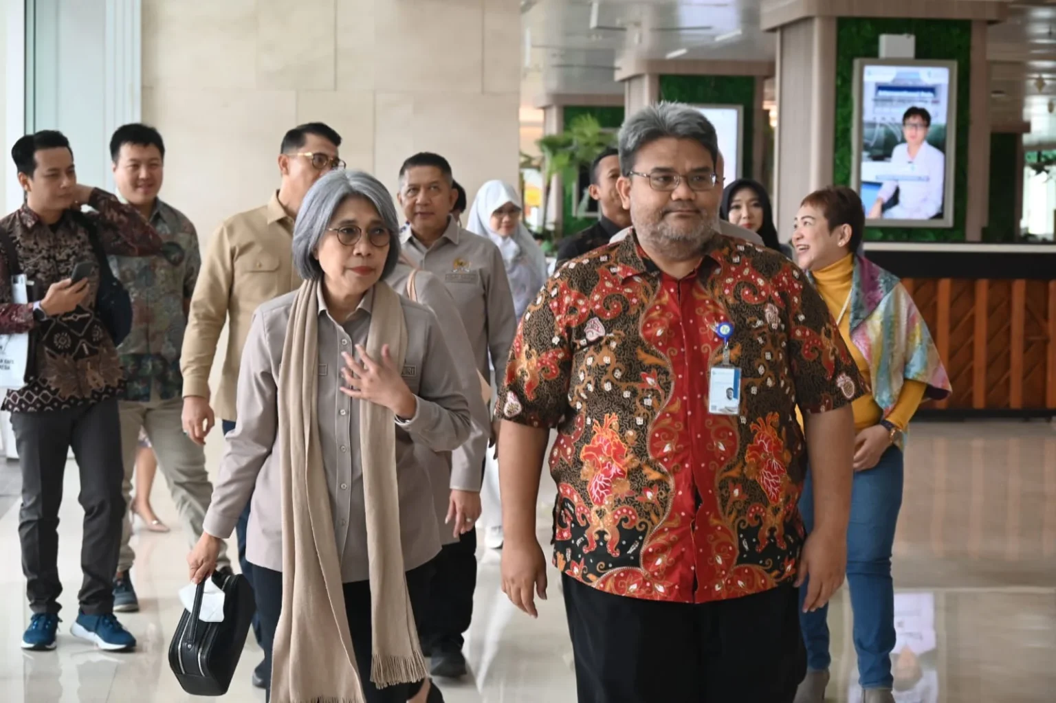 Wakil Ketua Badan Urusan Rumah Tangga (BURT) DPR RI Indah Kurniawati saat mengikuti kunjungan BURT DPR RI ke National Hospital Surabaya