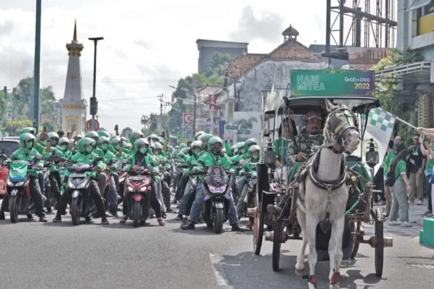 Richard Aditya, Director of West Indonesia, Grab Indonesia melakukan flag off pada perhelatan Hari Mitra Grab 2022 di Yogyakarta. (Sumber: Dok. Grab)